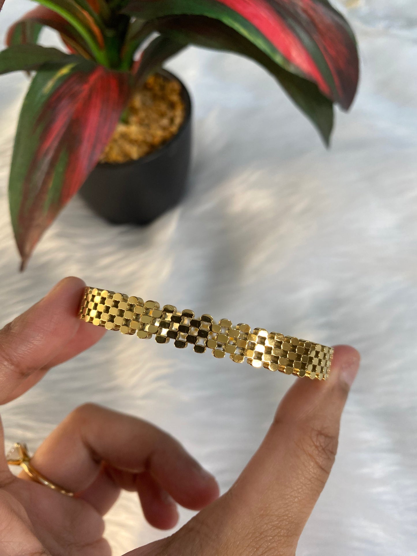 Anti-tarnish Stainless Steel 18k Gold-Plated Classy Bracelet – Perfect with Watches