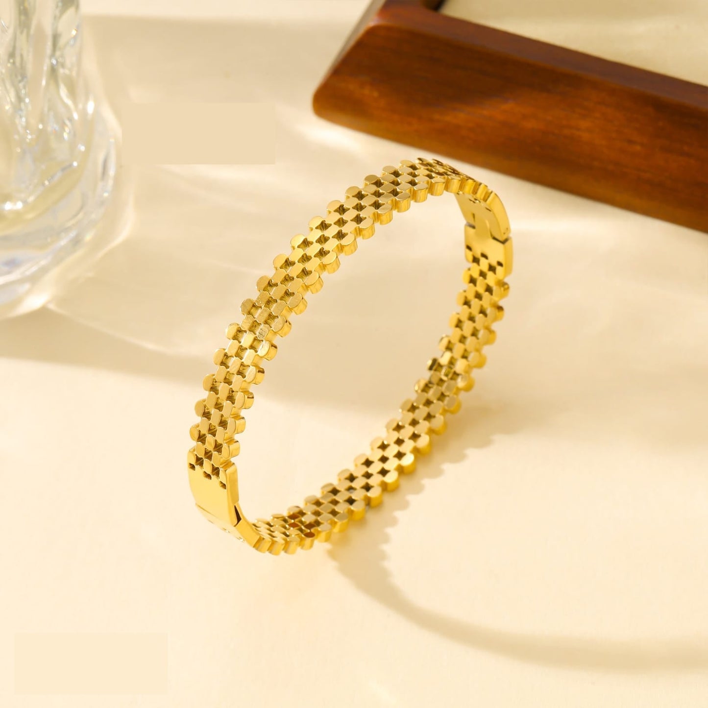 Anti-tarnish Stainless Steel 18k Gold-Plated Classy Bracelet – Perfect with Watches