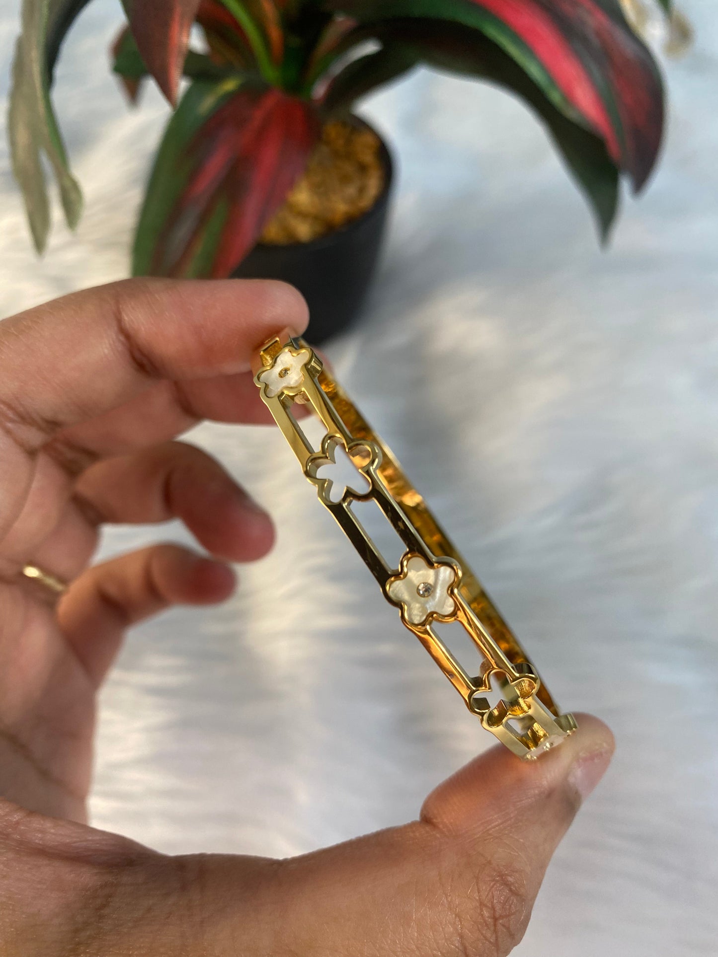 Anti-tarnish Stainless Steel 18k Gold-Plated White Flower Bracelet with Thin Band