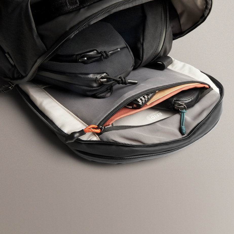 Venture Travel Pack 26L - Jet Black